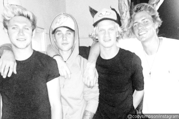 justin-bieber-cody-simpson-and-niall-horan-perform-home-to-mama-together