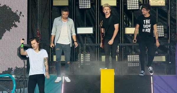 one-direction-performs-drag-me-down-for-the-first-time-after-single-breaks-record