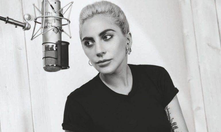 Lady Gaga Antarkan Piza untuk Para Pengungsi California