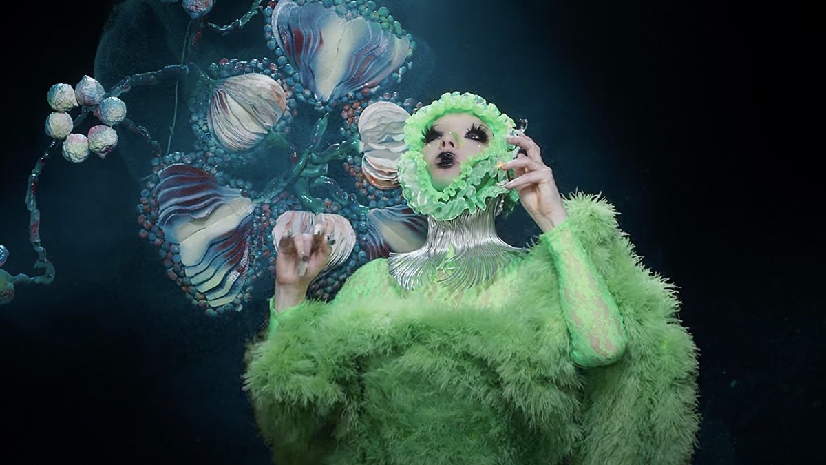 Björk Berpesta Jamur di Lagu 'Atopos' Bersama Gabber Modus Operandi