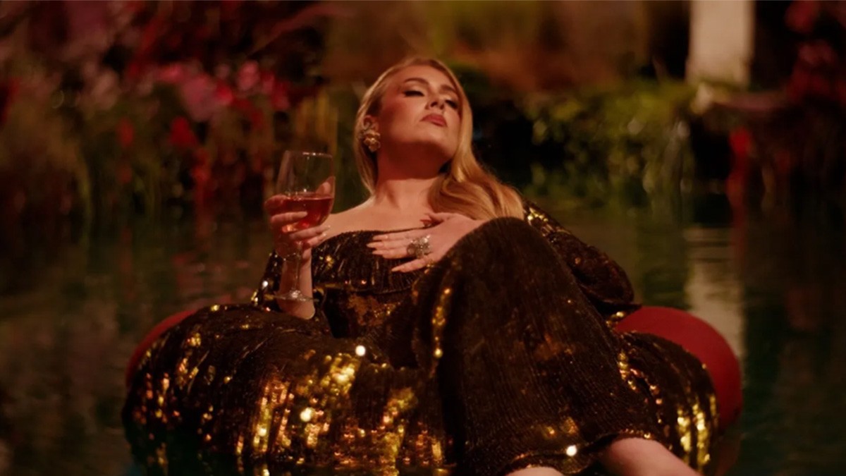 Adele Terharu Saat Tahu Ada Penonton Konsernya Yang Datang dari Indonesia