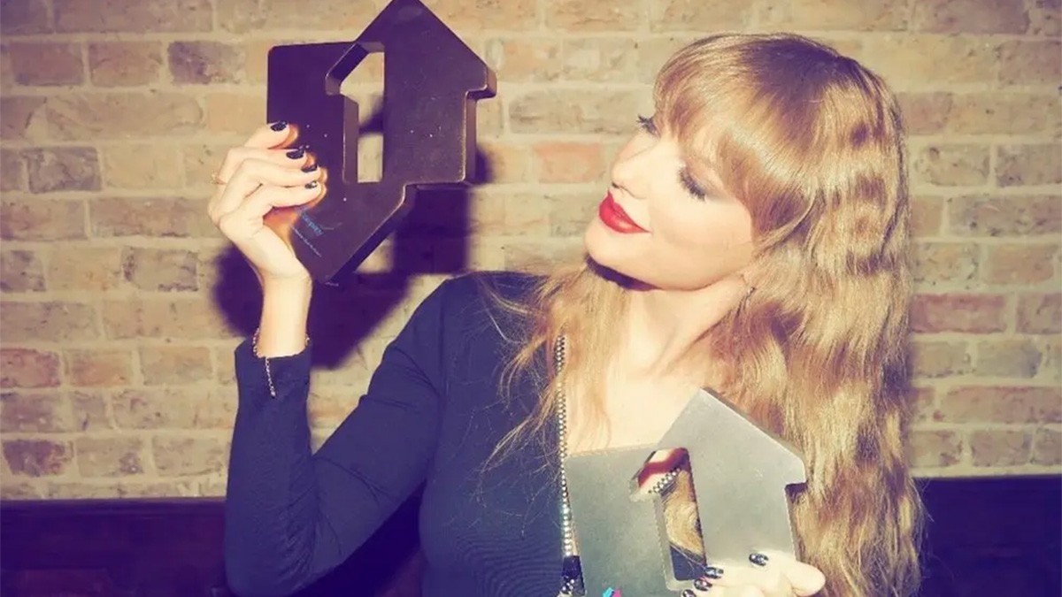 Taylor Swift Raih #1 UK Singles & Album Charts Berkat Album Barunya
