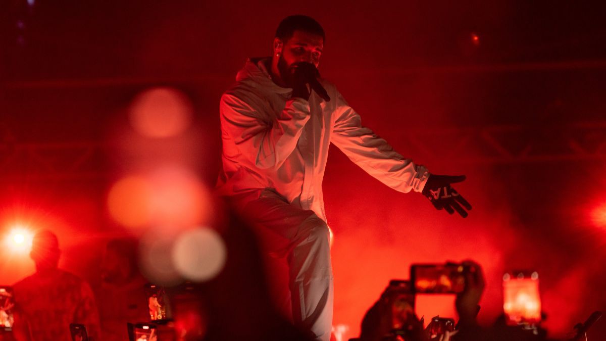 Fans Jatuh dari Balkon, Bikin Drake Hentikan Konser 15 Menit