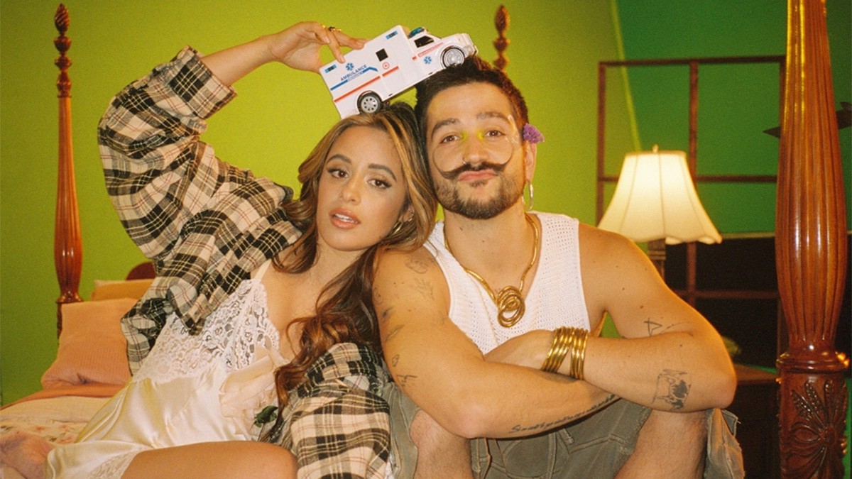 Camilo & Camila Cabello Hadirkan Video Musik Jadul Untuk 'Ambulancia'