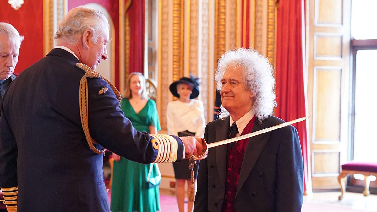 Brian May Queen Menerima Gelar Knight of The Realm dari Raja Charles