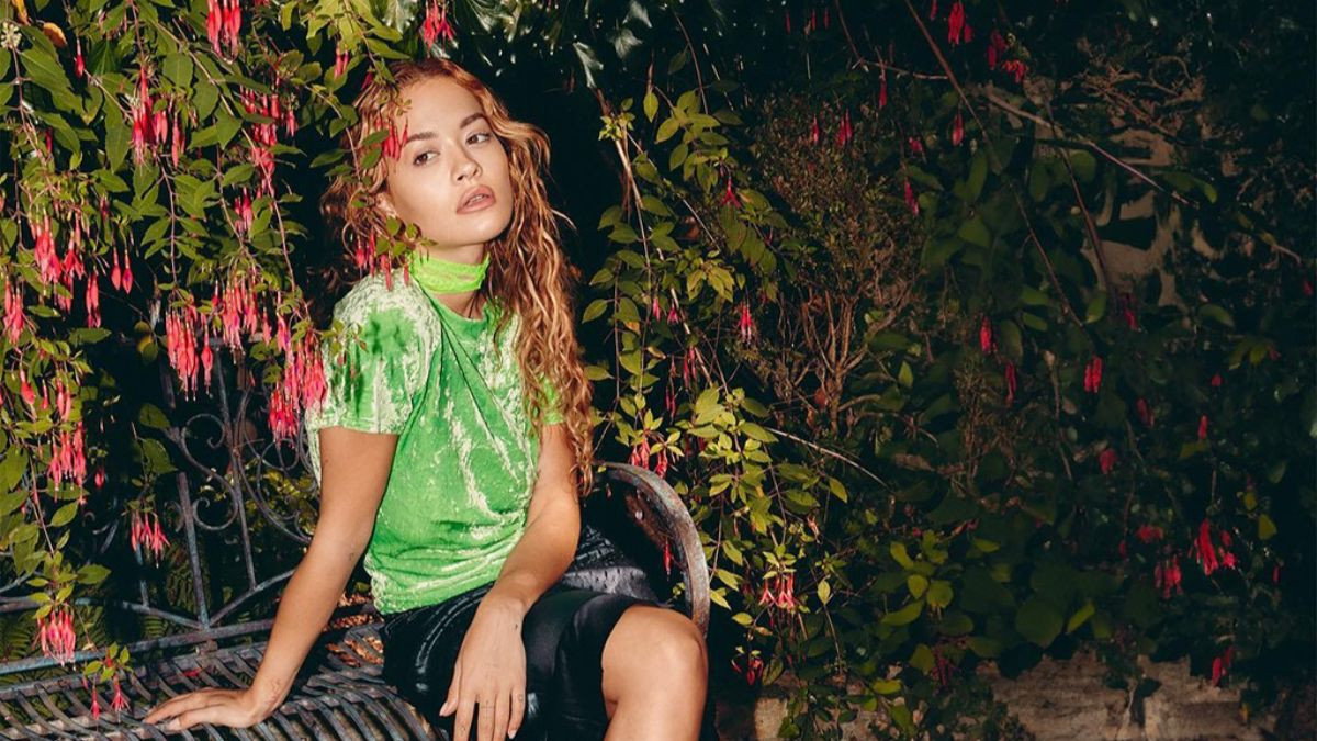 Rita Ora Tersesat di Hutan Aneh dalam 'Don't Think Twice'
