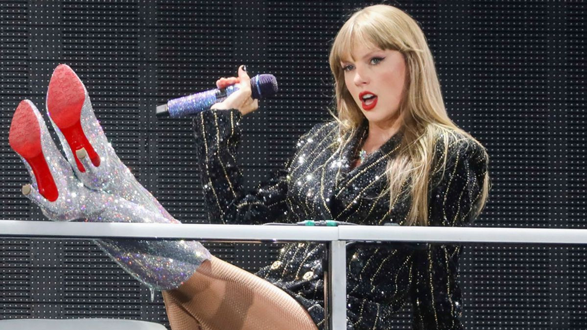 Taylor Swift Beri Bonus $55M Untuk Kru Eras Tour!