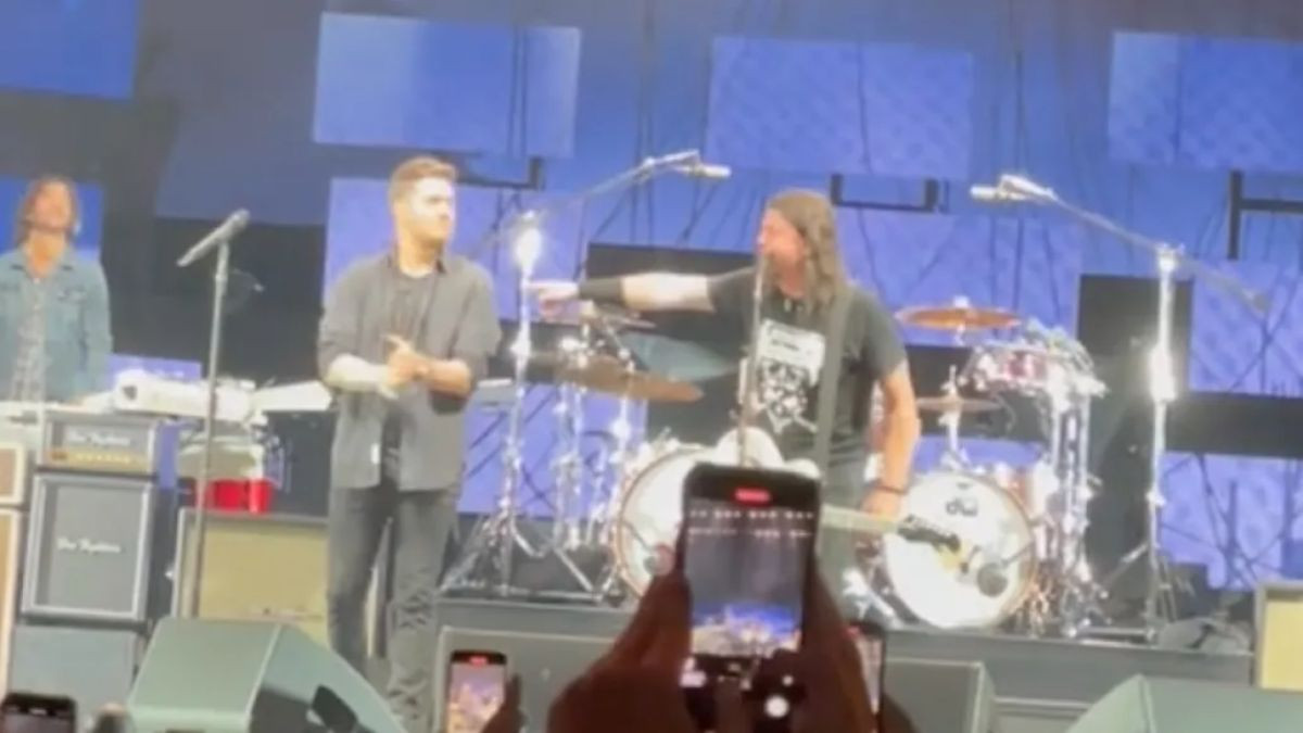 Michael Buble Kejutkan Panggung Foo Fighters dan Bawakan 'Haven't Met You Yet' Bersama