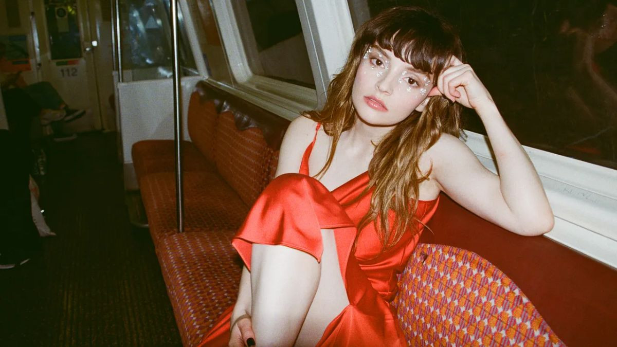 Lauren Mayberry Resmi Debut Solo Lewat 'Are You Awake?'
